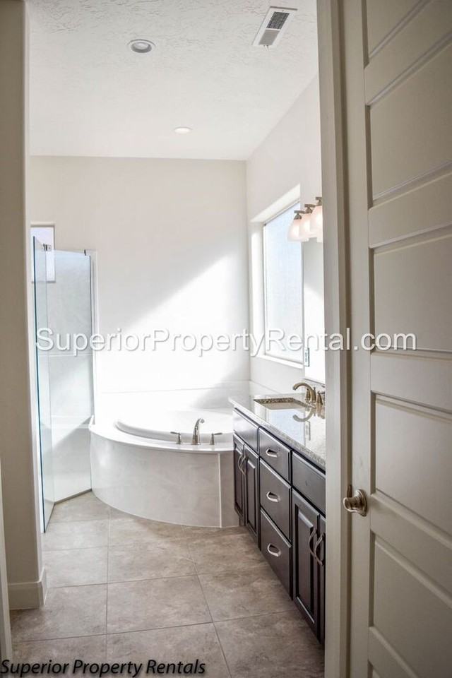 3353 S 2330 E - Photo 4 of 19