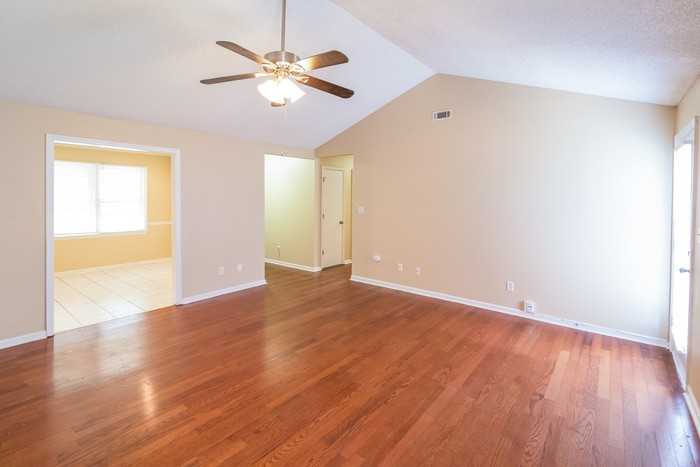 306 Gippy Dr - Photo 7 of 10