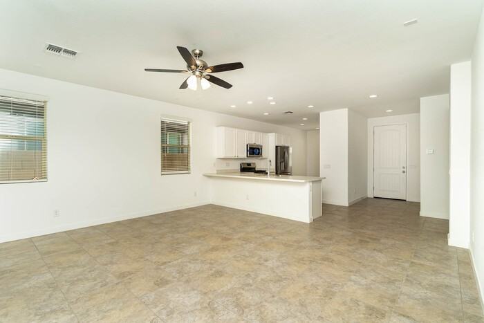 6326 W Raymond St - Photo 3 of 20