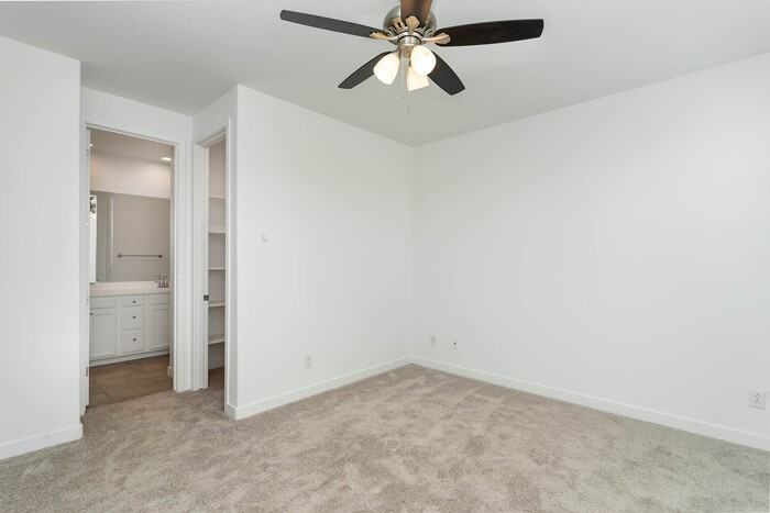 6326 W Raymond St - Photo 7 of 20