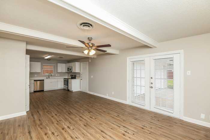 3556 Wosley Dr - Photo 3 of 16