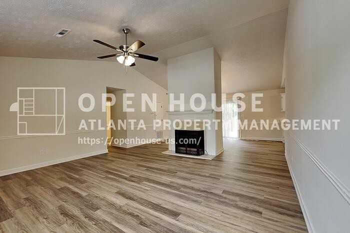 607 River Bend Cir Sw - Photo 4 of 23