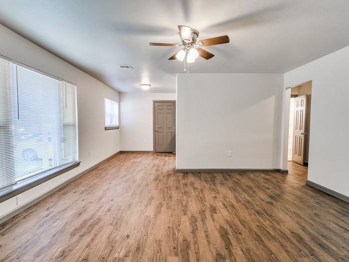 2416 Nw 42nd St - Photo 4 of 18