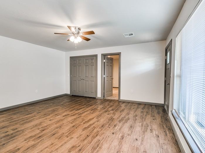 2416 Nw 42nd St - Photo 5 of 18