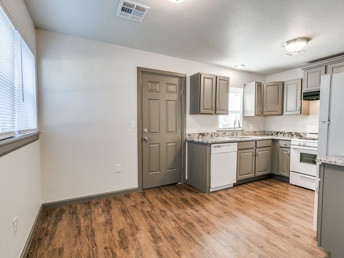 2416 Nw 42nd St - Photo 6 of 18