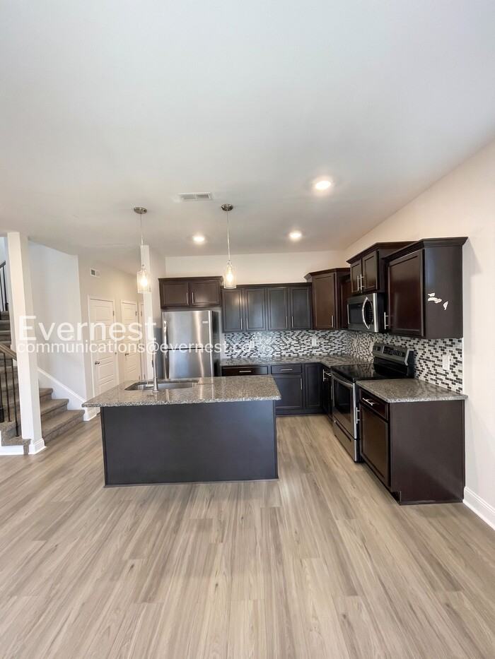 215 King Rd - Photo 3 of 28