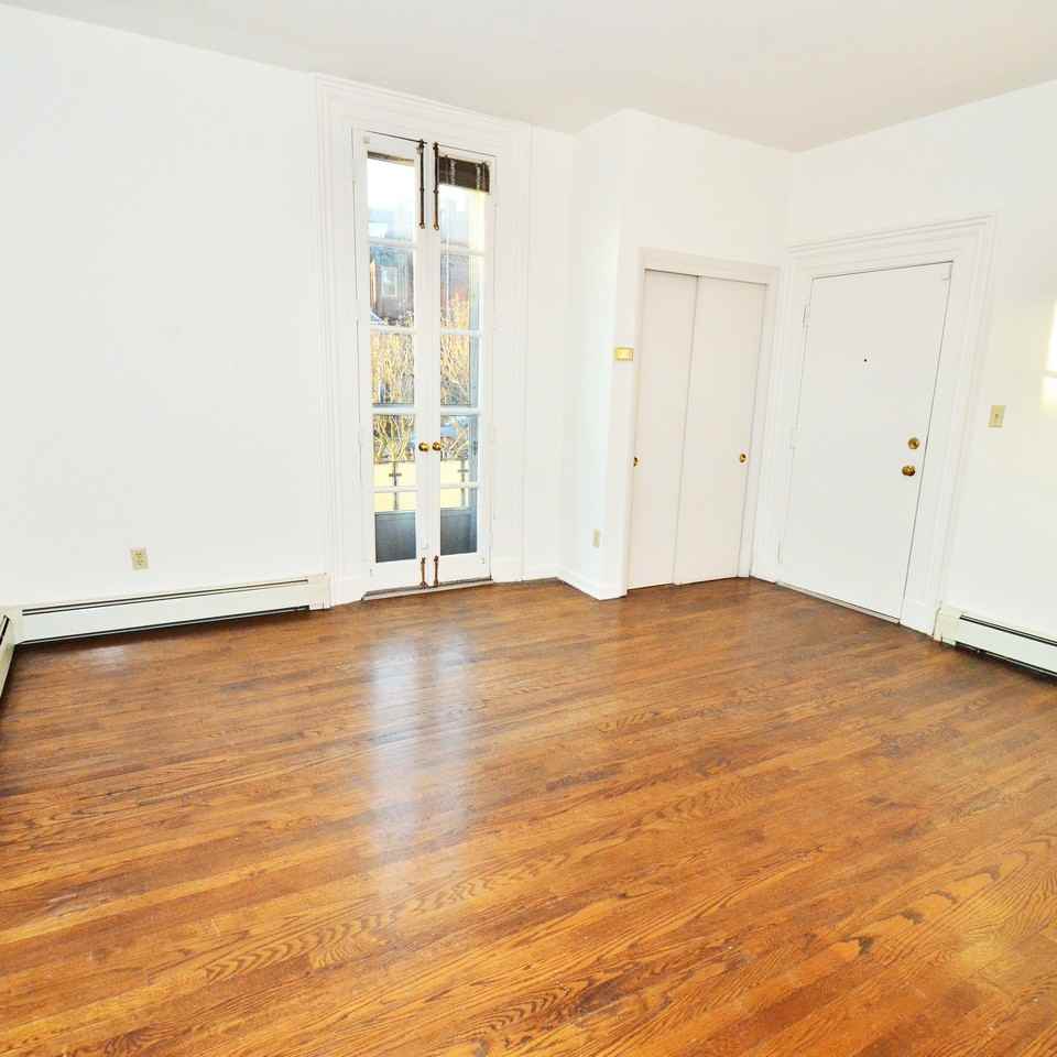 345 Denniston St #12 - Photo 3 of 7