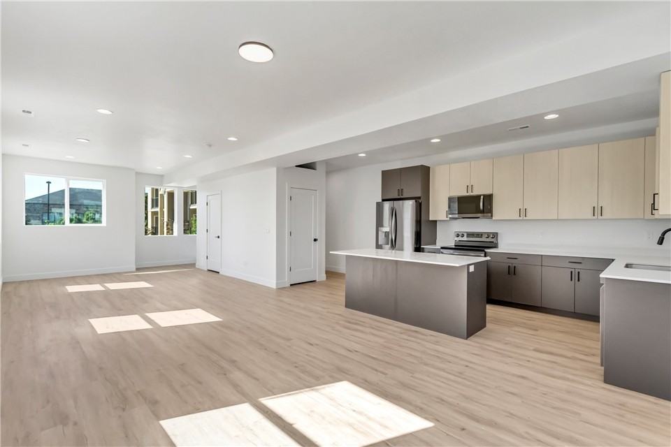 5913 Wasatch Dr - Photo 3 of 17