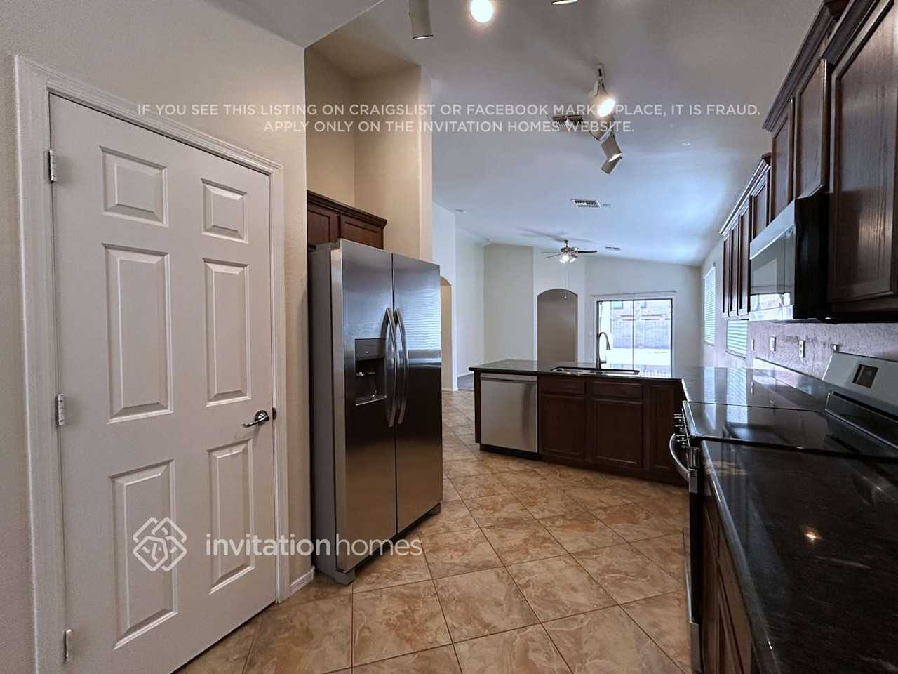 10235 W Hilton Ave - Photo 4 of 18