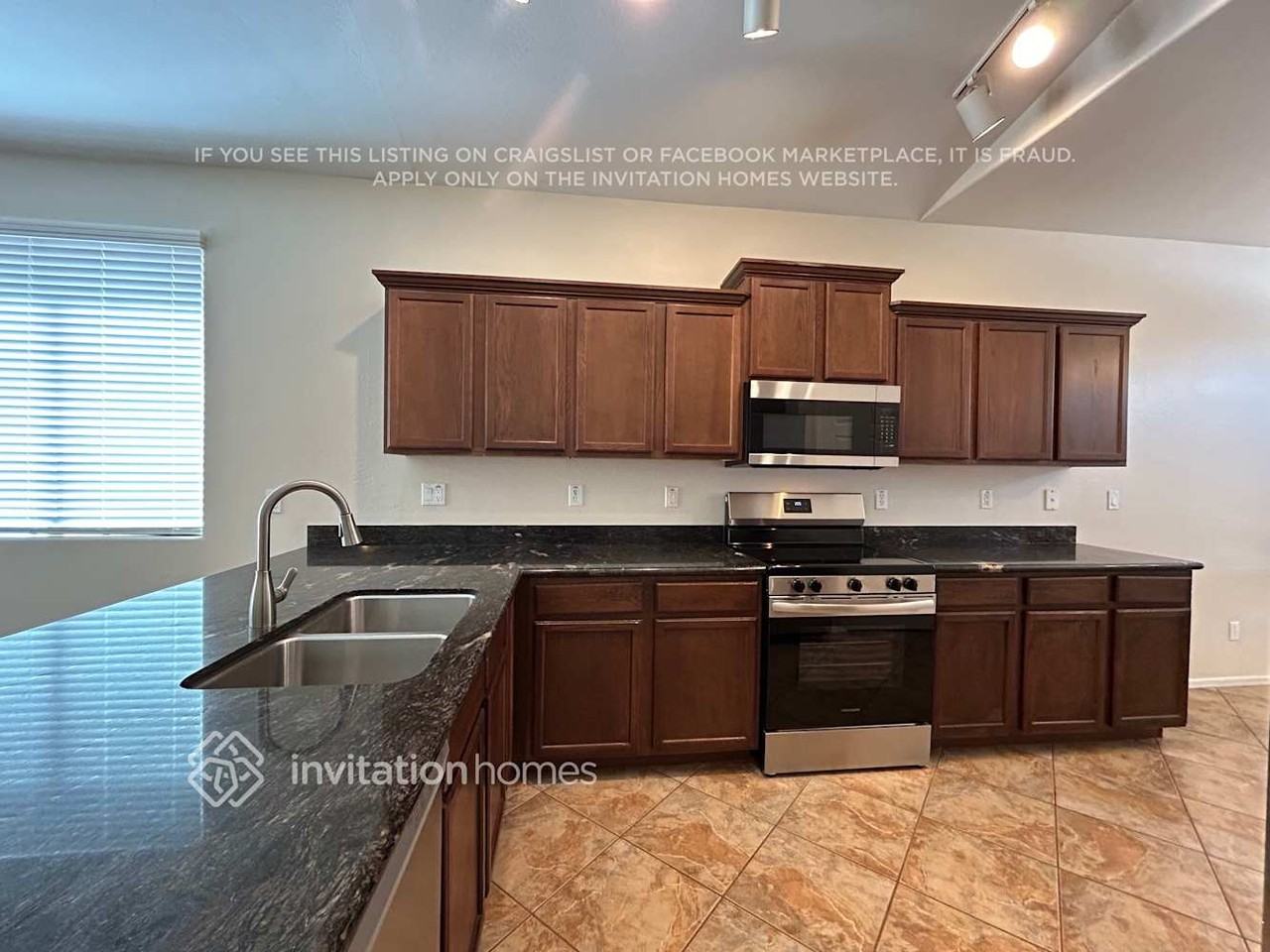 10235 W Hilton Ave - Photo 5 of 18