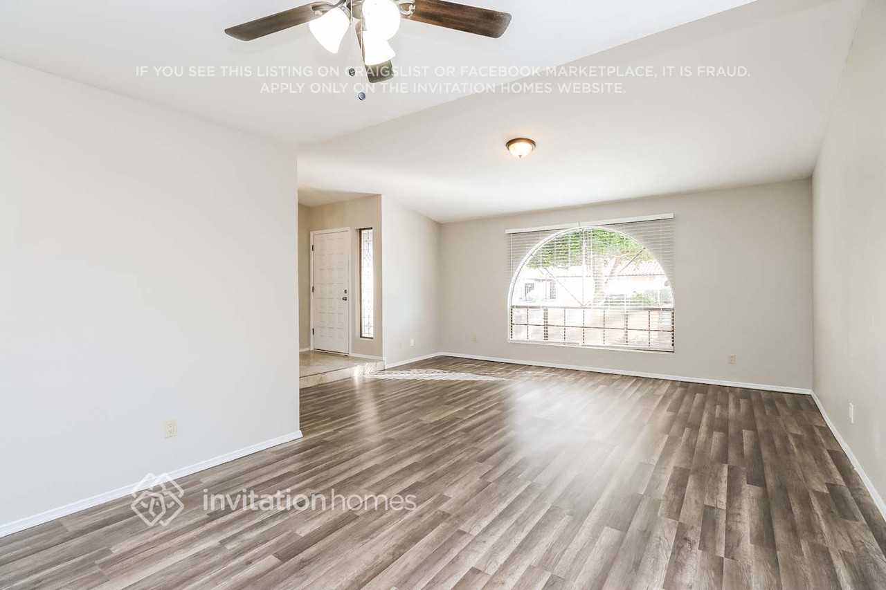 3338 E Grove Ave - Photo 2 of 16