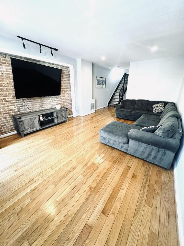 2517 Foster Ave - Photo 4 of 20