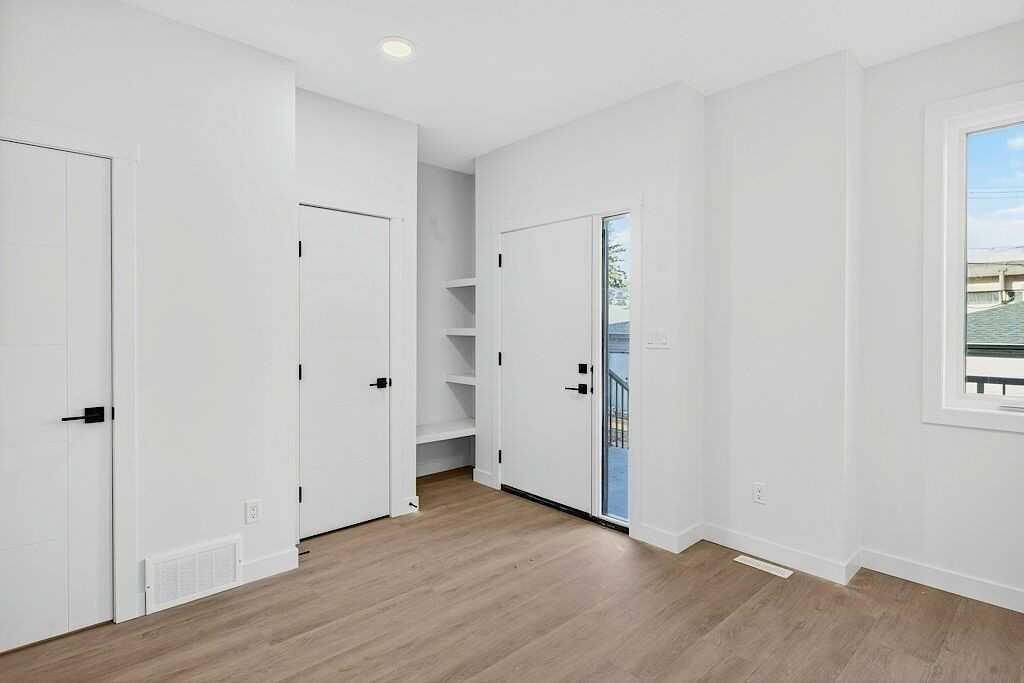 SF338 | 1 Month Free – 3 Bedroom Main Floor Home – Northwest Edmonton - Photo 3 of 38