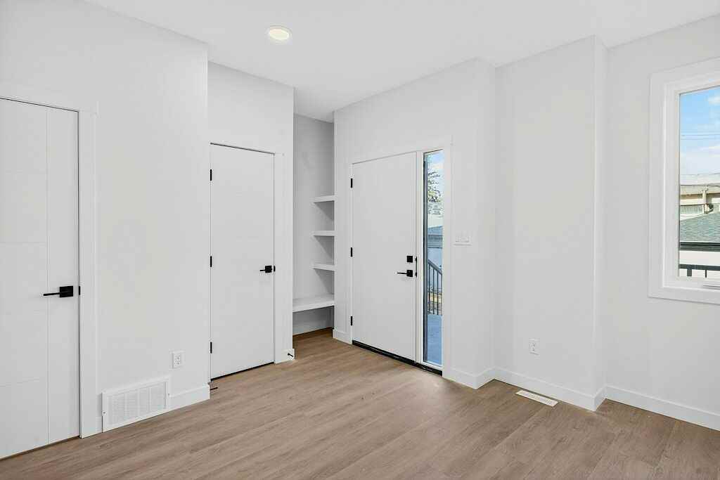 SF338 | 1 Month Free – 3 Bedroom Main Floor Home – Northwest Edmonton - Photo 4 of 38