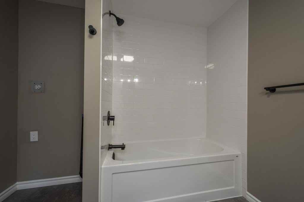 198 Lingham St - Photo 5 of 12