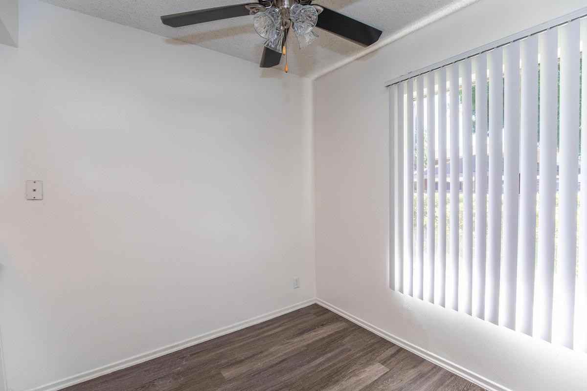 125 N Syracuse St - Photo 3 of 14