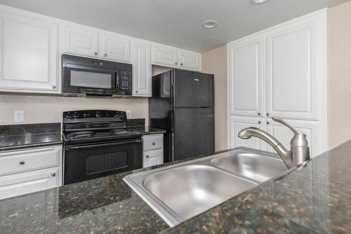 27444 Camden - Photo 6 of 10