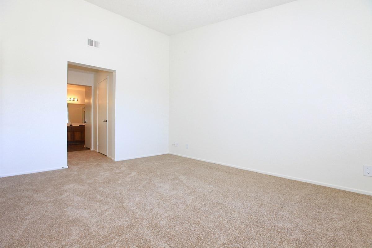 810 N Loara St - Photo 5 of 11