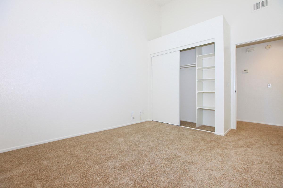 810 N Loara St - Photo 6 of 11