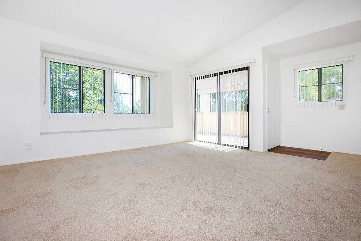810 N Loara St - Photo 4 of 11