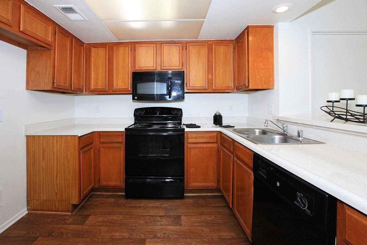 810 N Loara St - Photo 7 of 11
