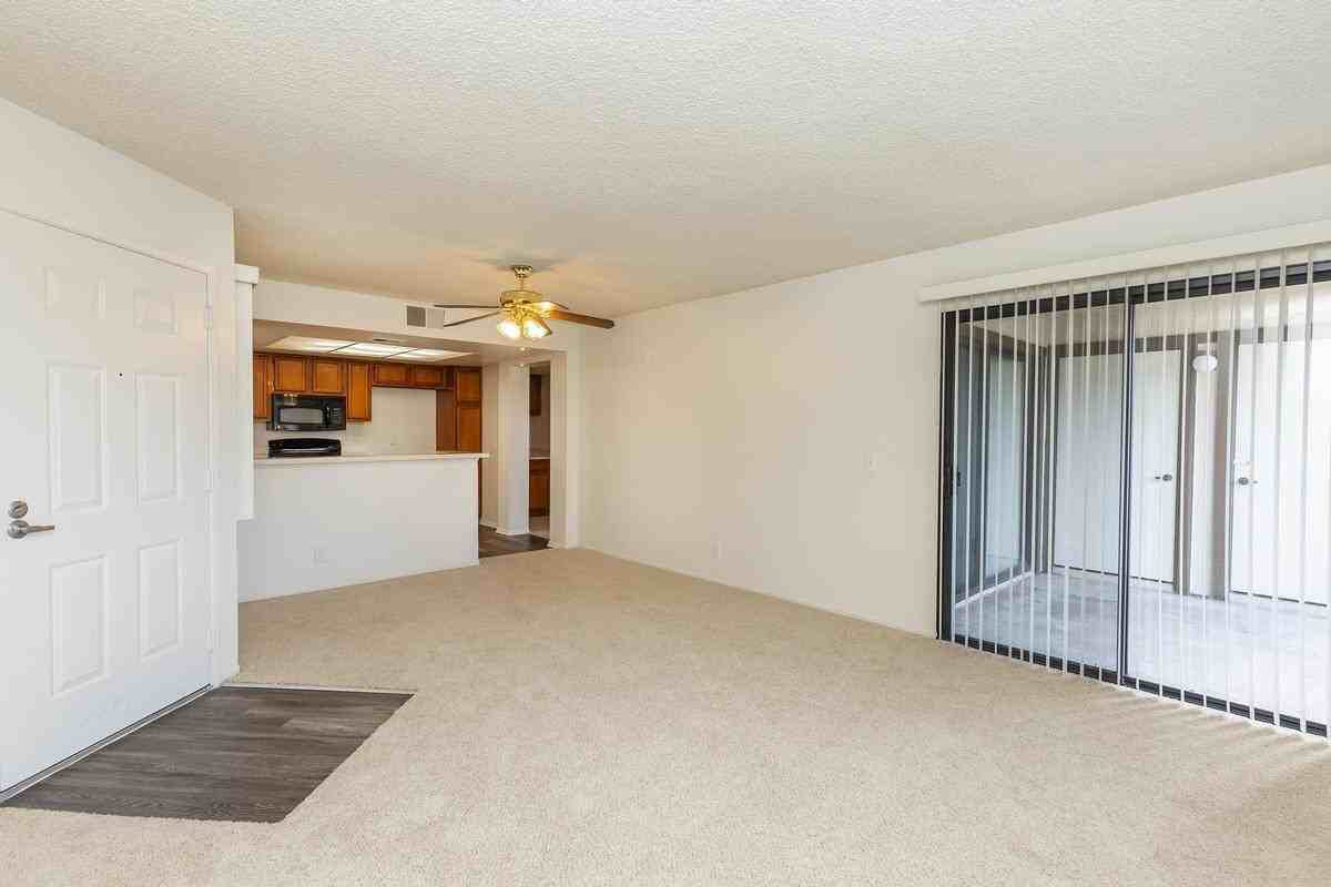 810 N Loara St - Photo 4 of 9