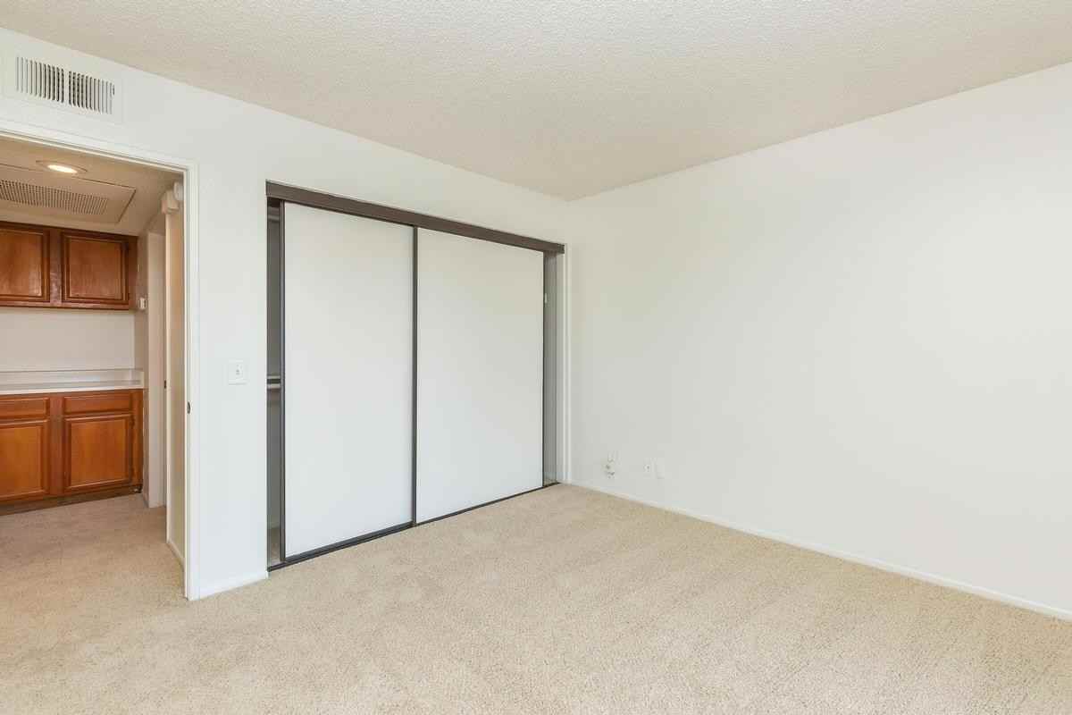 810 N Loara St - Photo 5 of 9