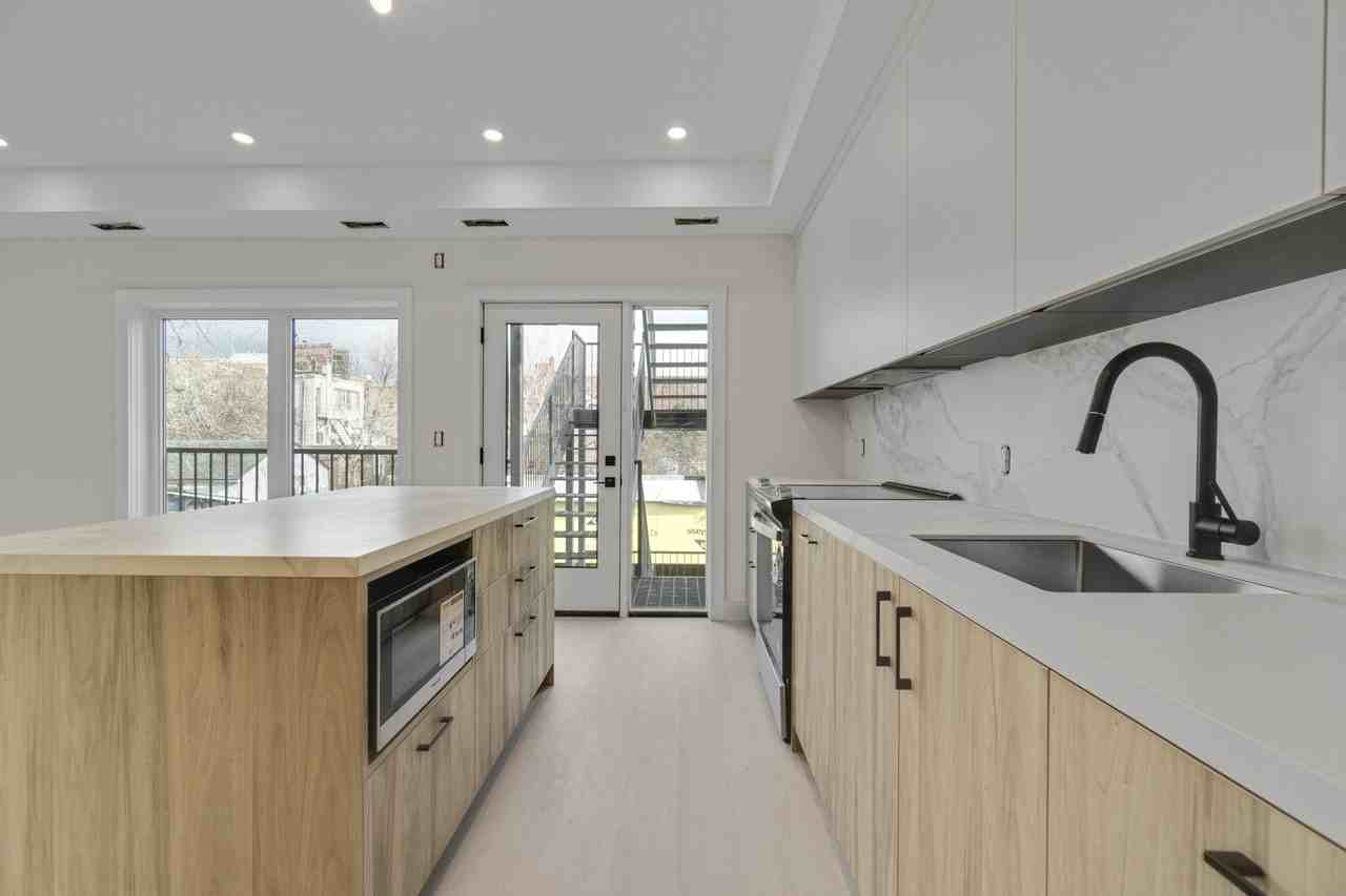 625 Harvie Avenue - Photo 4 of 21