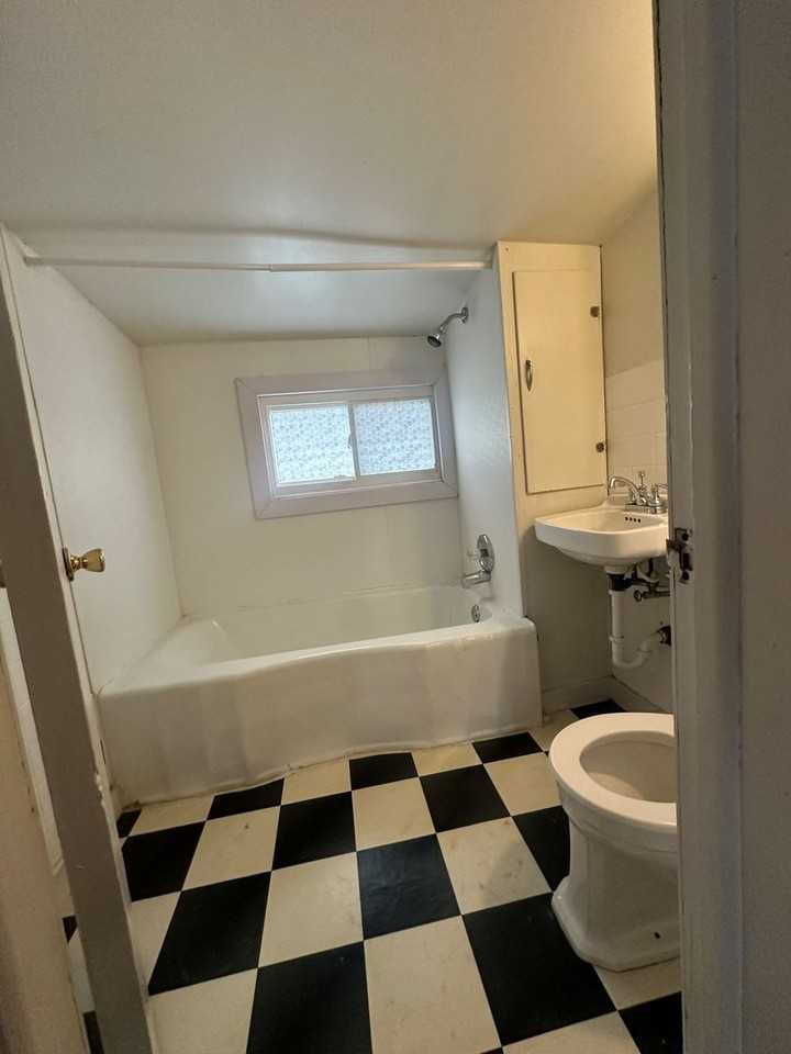 911 W Church St - Photo 3 of 13