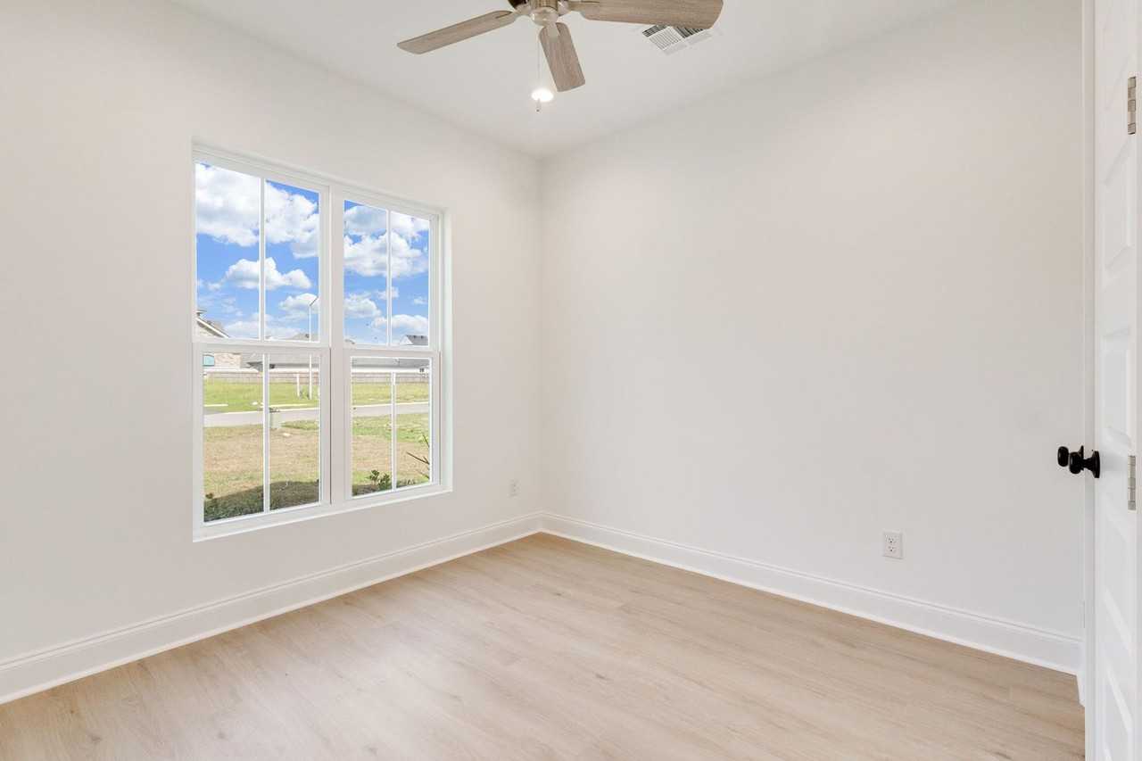 104 Field Point Ln - Photo 3 of 18