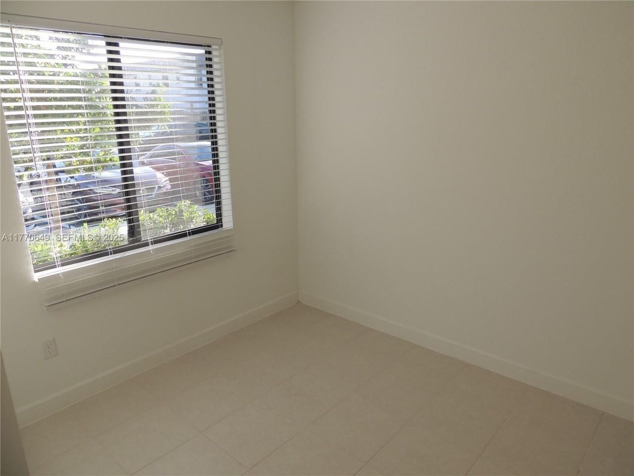 829 Northeast 211th Street - Photo 4 of 33