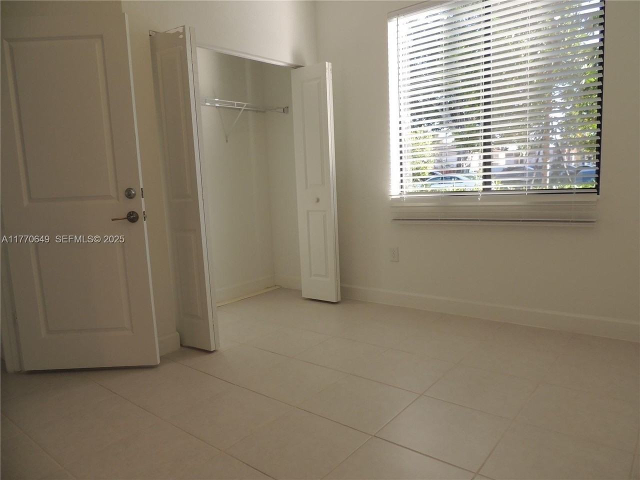 829 Northeast 211th Street - Photo 5 of 33