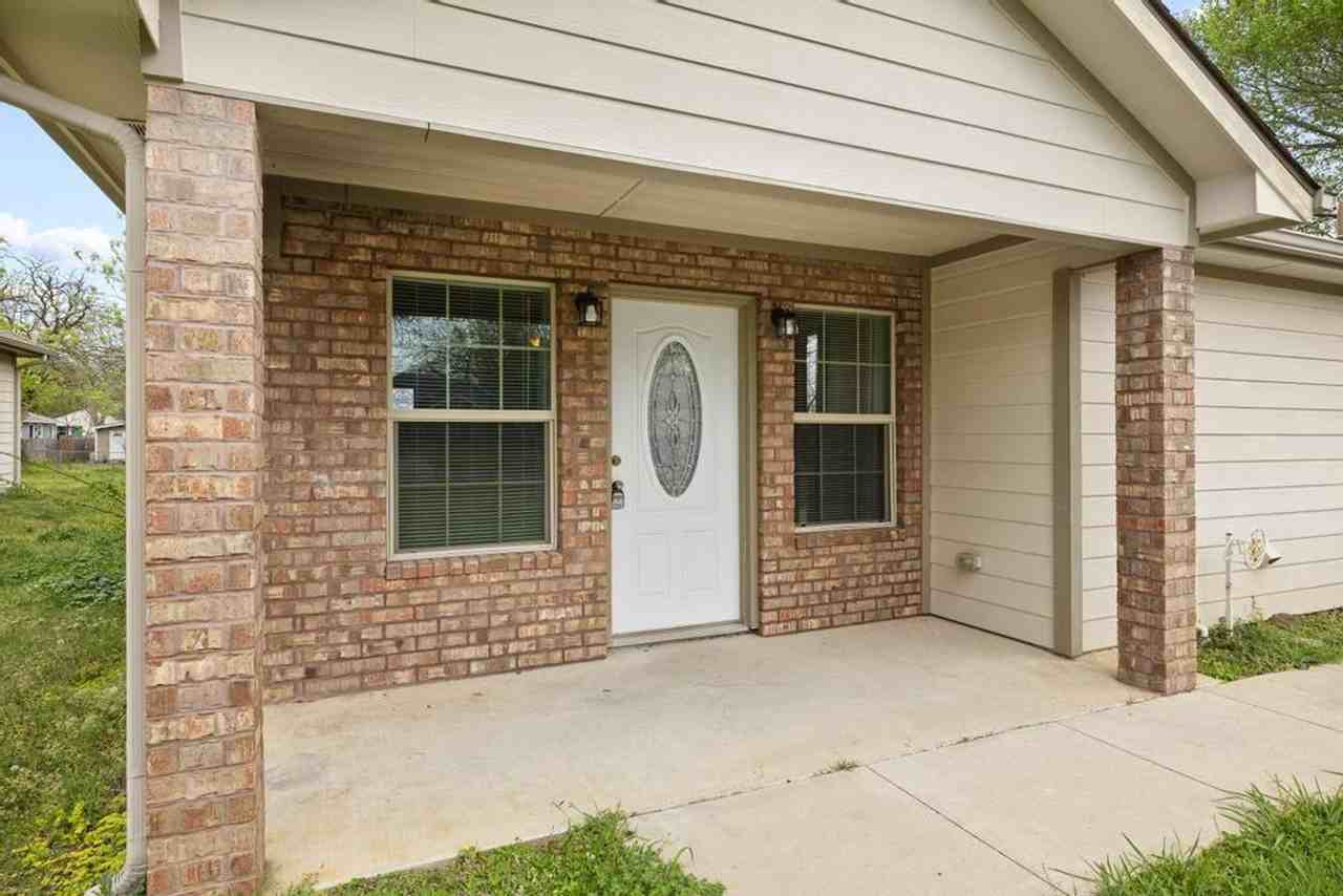 119 N Andrews Ave - Photo 4 of 31