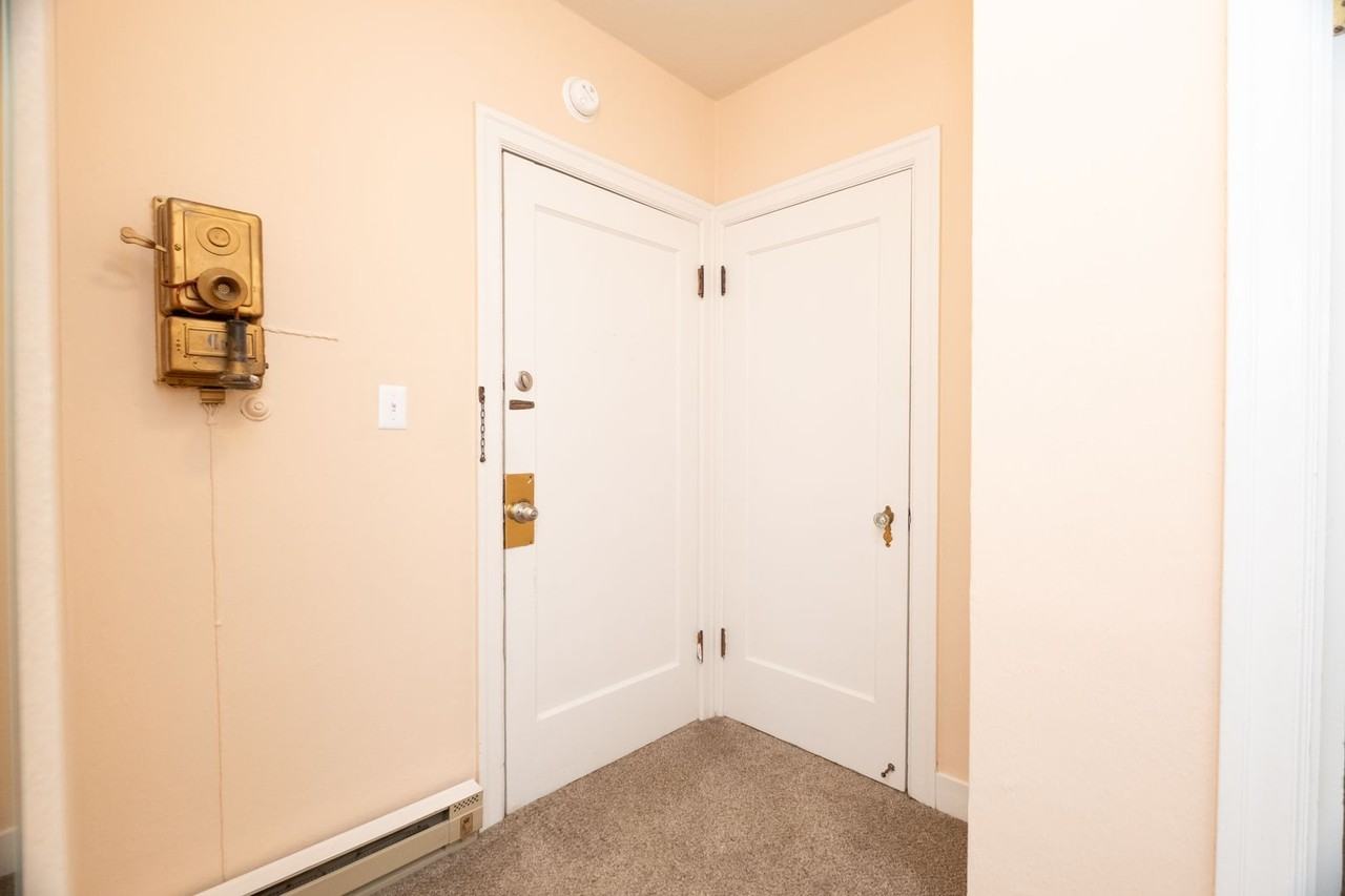 Vibrant Southeast Portland Living! - Photo 3 of 24