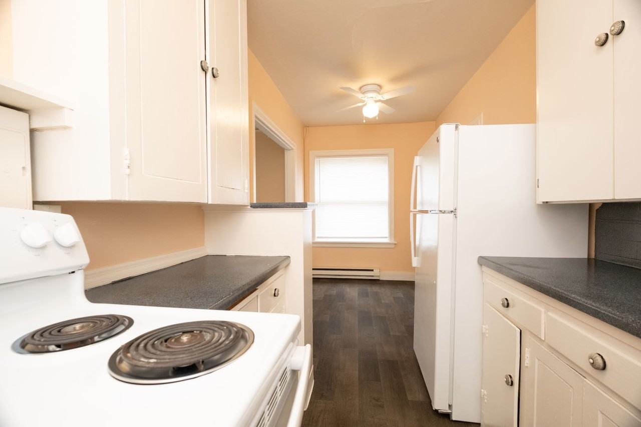 Vibrant Southeast Portland Living! - Photo 4 of 24