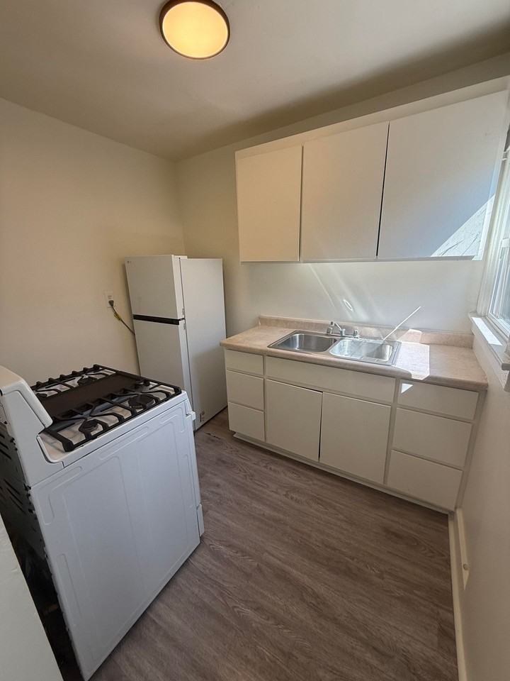 1730 E. 7th St. - Photo 3 of 7