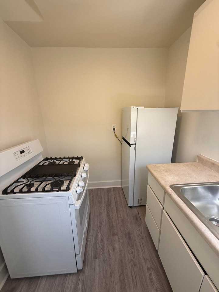 1730 E. 7th St. - Photo 4 of 7