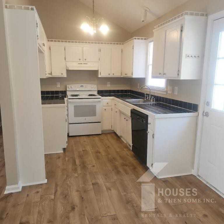 403 Fairdale Dr - Photo 5 of 19