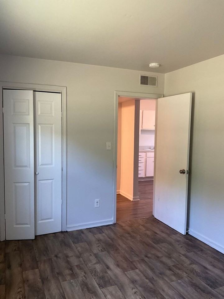 Chesterfield Gardens Apartments - Photo 3 of 19