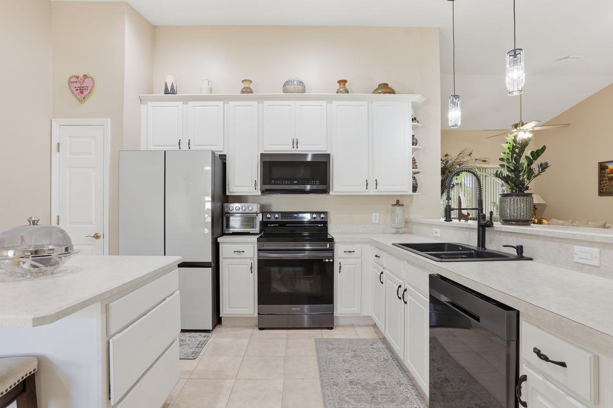 700 Trotter Ln ##204 - Photo 4 of 9