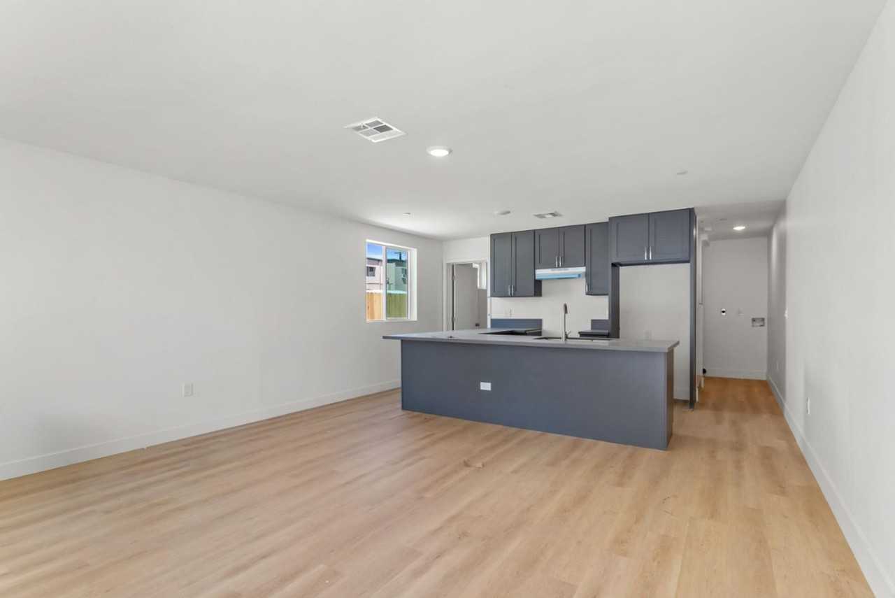 80(707W) - Photo 3 of 50