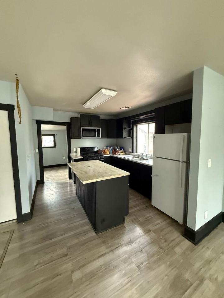 614 Cedar St - Photo 2 of 7