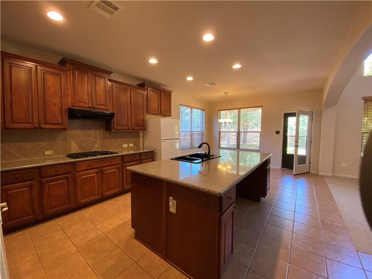 331 Abbey Dr - Photo 4 of 14