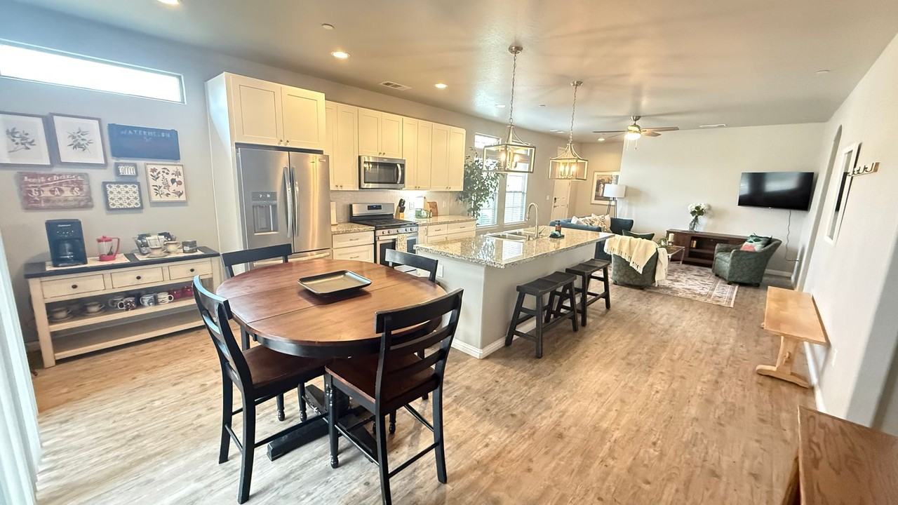 1867 W Roby Ave - Photo 3 of 15