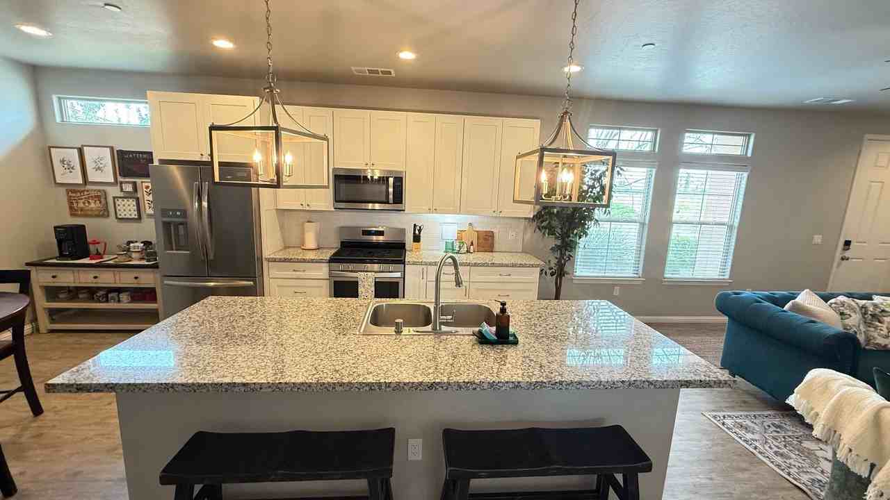 1867 W Roby Ave - Photo 4 of 15