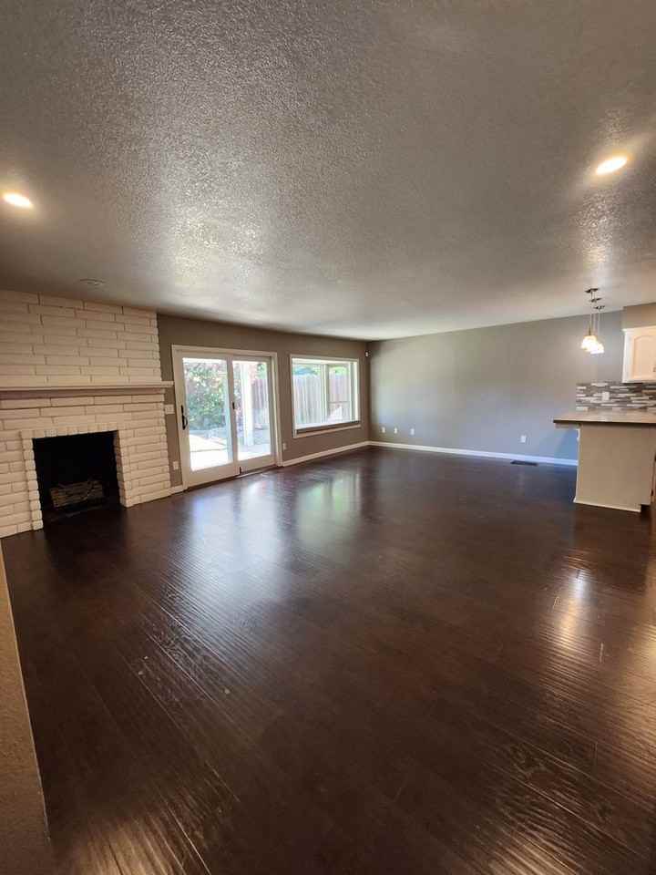 809 Lindsay Dr - Photo 4 of 17