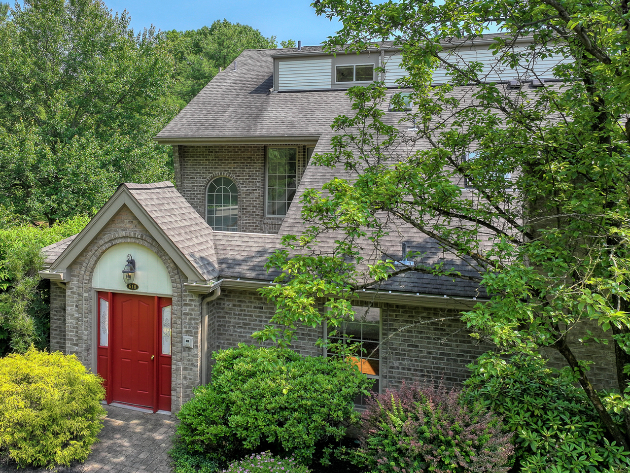 618 Essex Ct - Photo 2 of 31