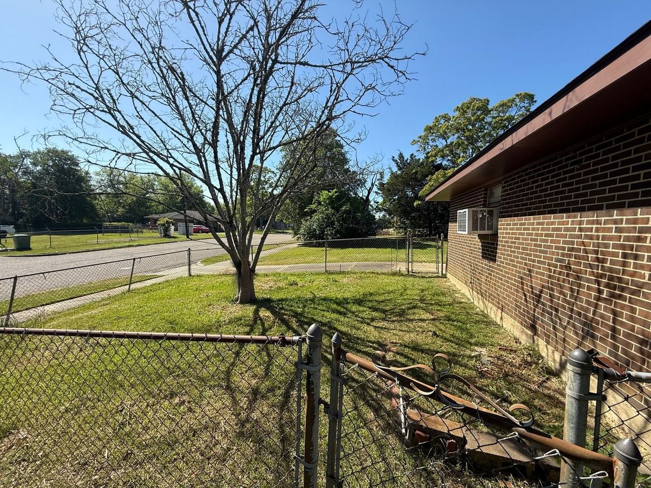 5190 Greensboro Dr - Photo 3 of 13