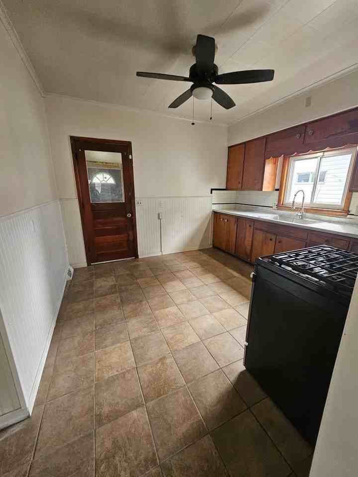 623 Raspberry St - Photo 7 of 13