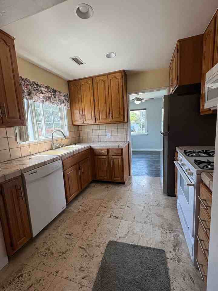 4212 Rose Ave - Photo 5 of 24